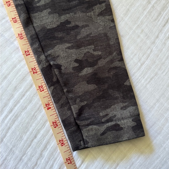 Spanx Camouflage Leggings, So Soft, Size Large - Picture 4 of 5